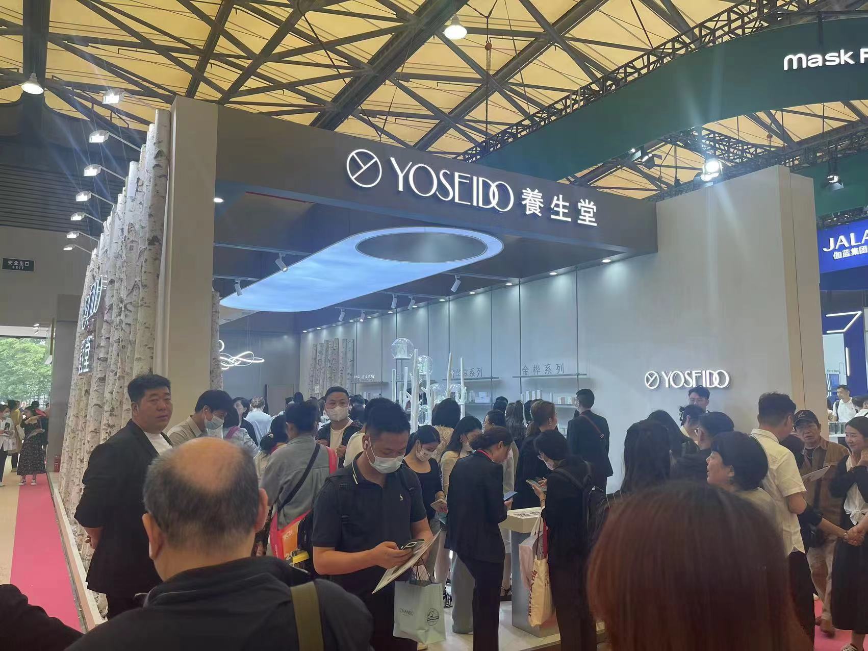 軍興溢美走進第27屆CBE上?；瘖y品展